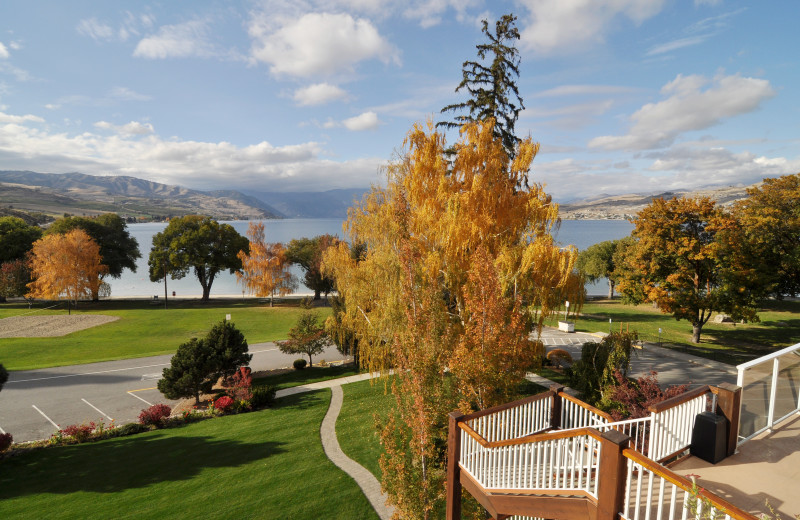 View of grounds and lake at Lakeside Lodge & Suites.