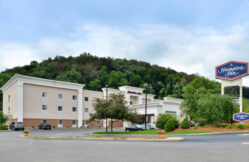 Exterior view of Hampton Inn Steubenville.