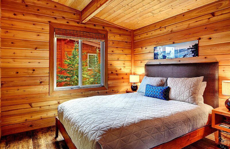 Guest bedroom at Snug Harbor Marina Resort.