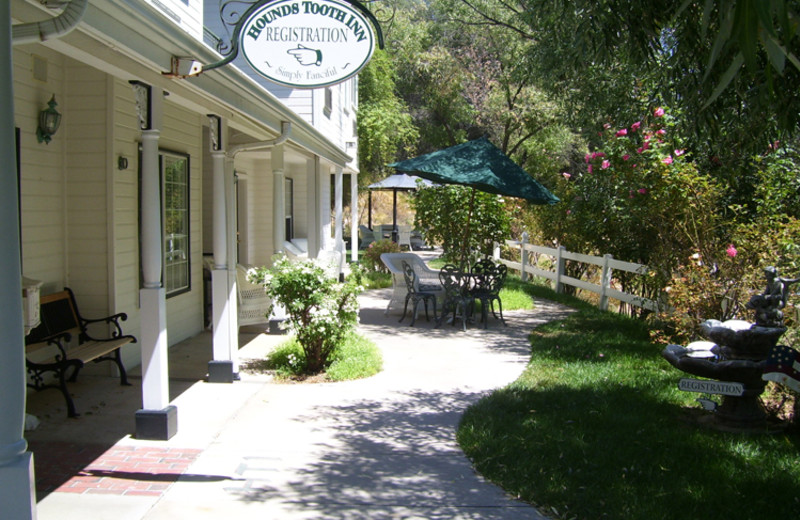 Exterior view of Hounds Tooth Inn.