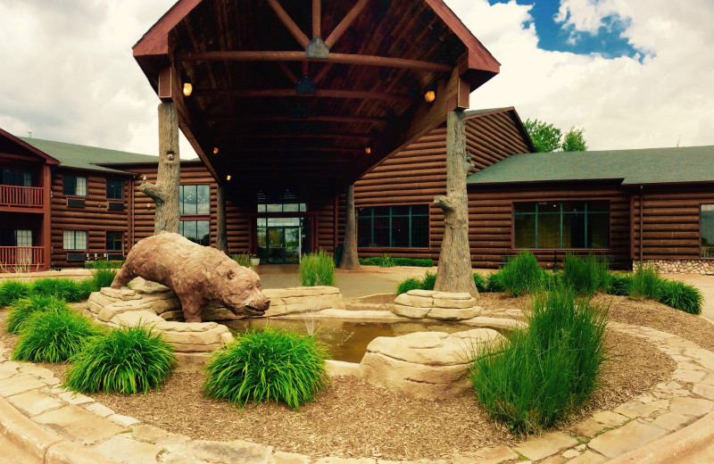 Exterior view of Grizzly Jacks Grand Bear Resort.