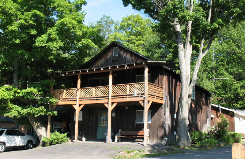 Exterior view of Keen Lake Camping 