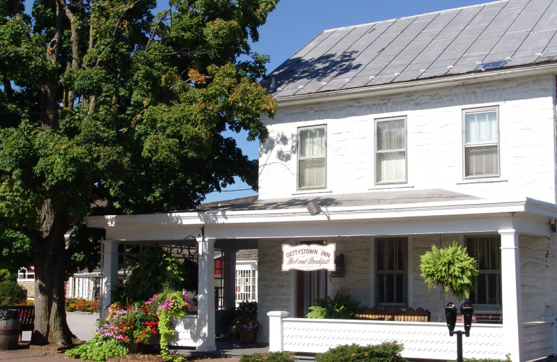 Exterior view of Gettystown Inn-Dobbin House.