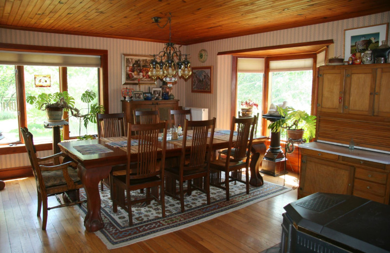 Dining room at Brookton Hollow Farm B 