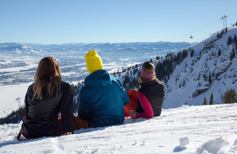 Family skiing at Rendezvous Mountain Rentals & Management.