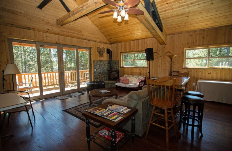 Guest living room at DiamondStone Guest Lodges.