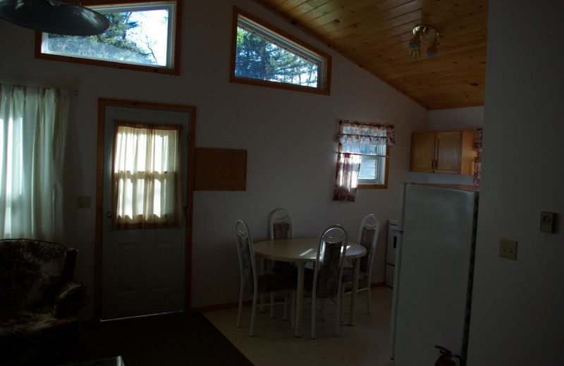 Cottage dining at The Cottages At Clear Lake.