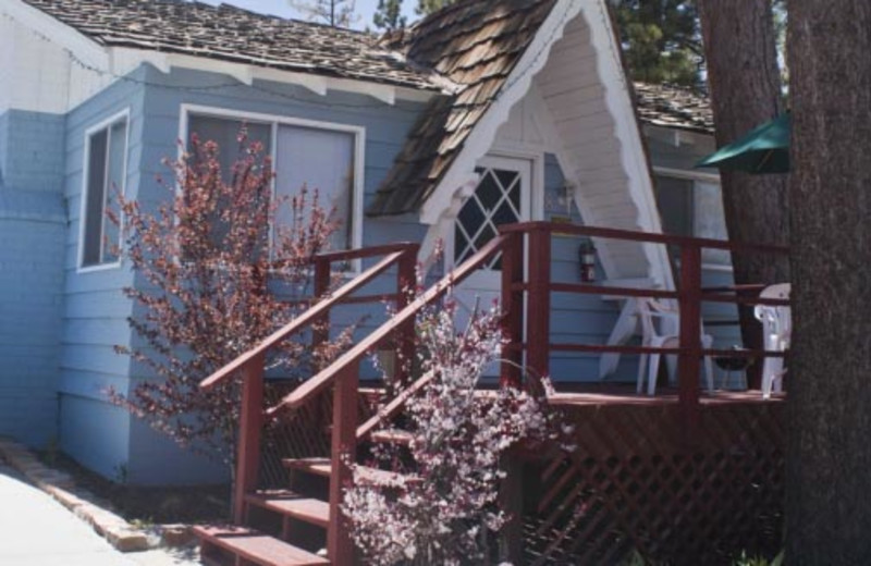 Exterior view of cottage at Blue Horizon Lodge.