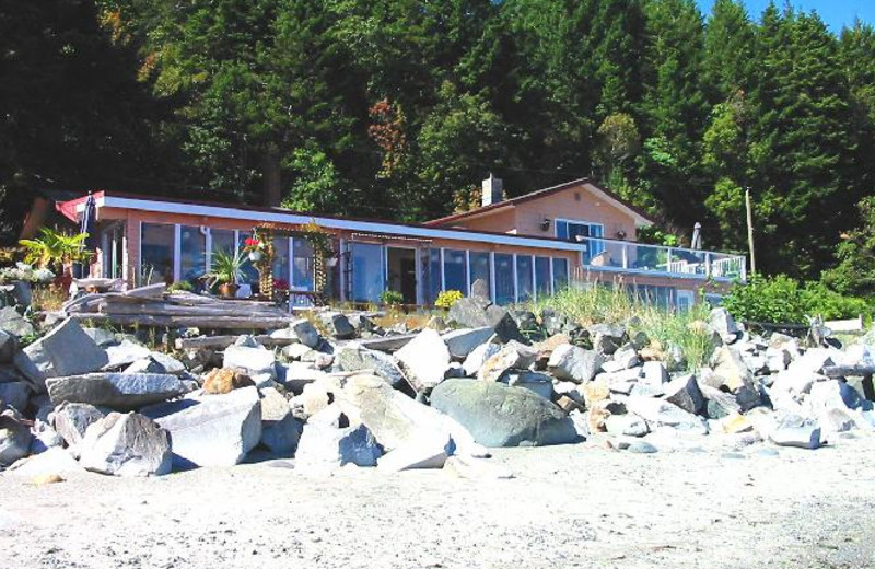 Exterior view of Copes' Islander Bed & Breakfast.