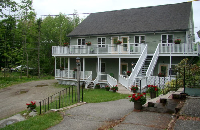 Exterior view of Belfast Breeze Inn.