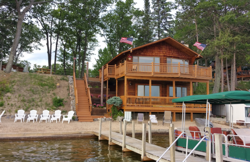 Exterior view of Lake Cabins Resort.