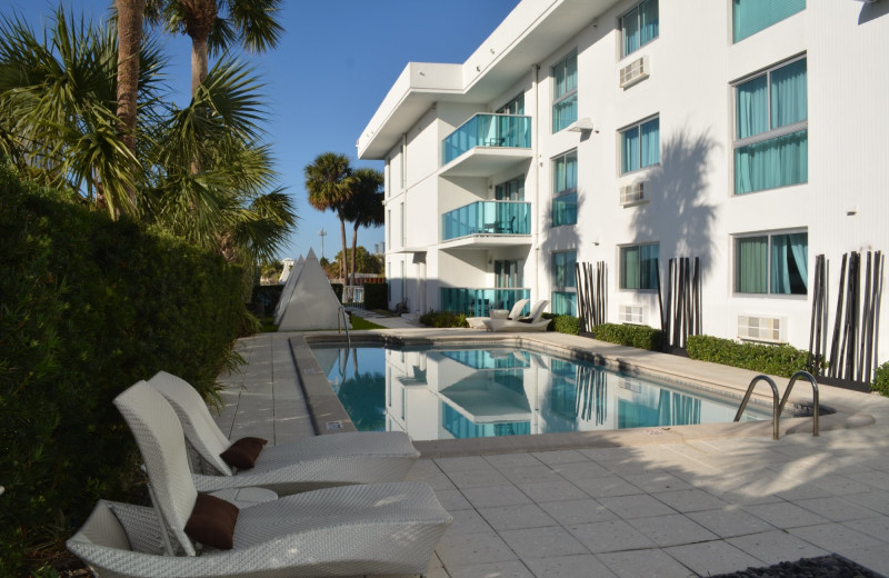 Outdoor pool at Bal Harbour Quarzo Luxury Boutique Hotel.