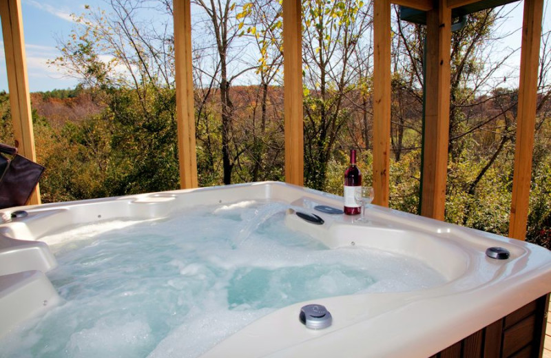 Cabin with Hot tub near the Shawnee National Forest in Southern Illinois.  