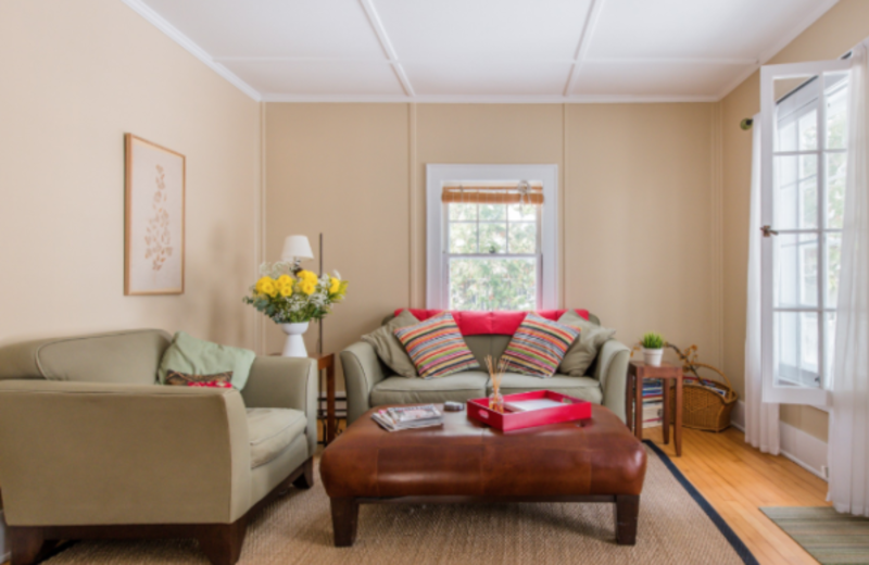 Guest living room at GO-Cottage.