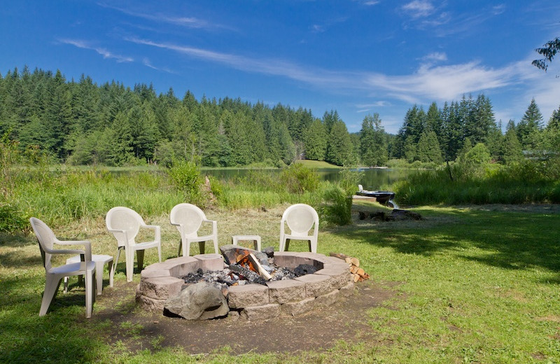 Rental fire pit at Luxury Getaways.