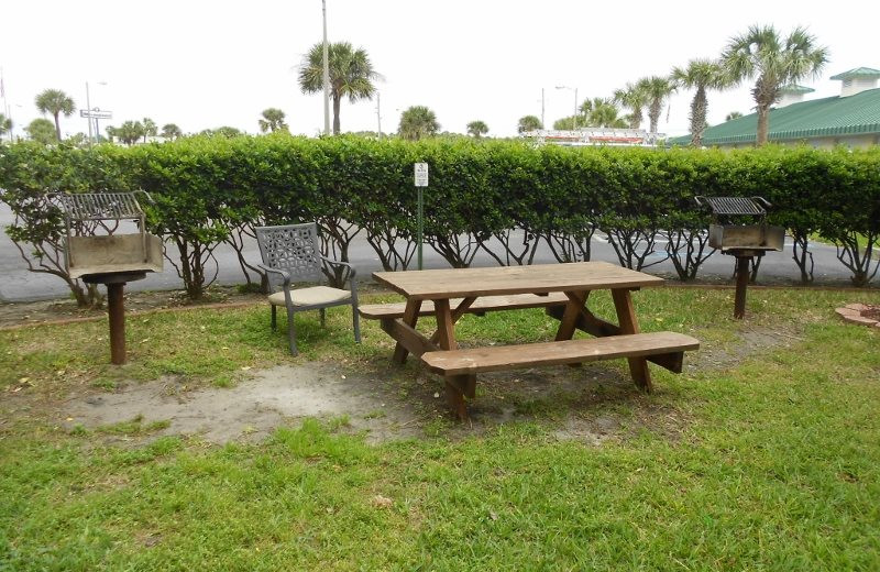 Picnic area at Moonspinner Condominium.