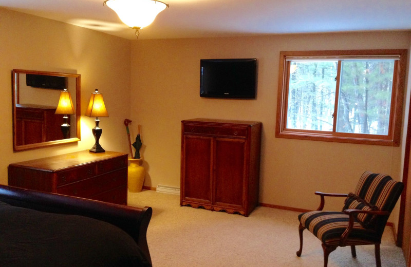 Guest bedroom at Chanticleer Inn.