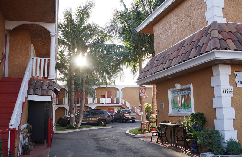 Exterior view of Paradise Inn and Suites.