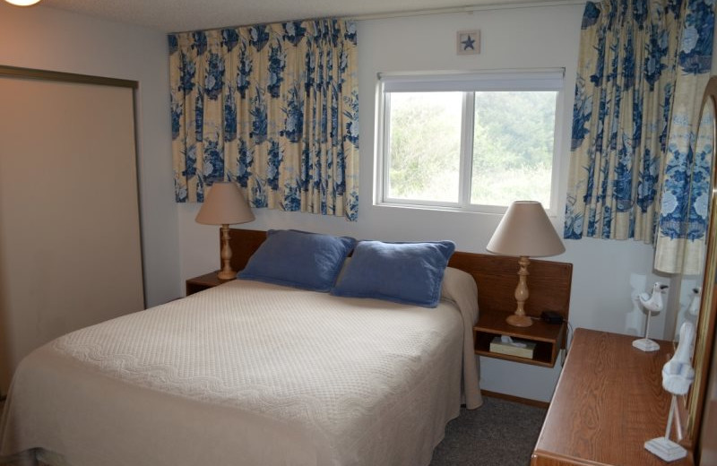 Guest bedroom at Hi-Tide Ocean Beach Resort.