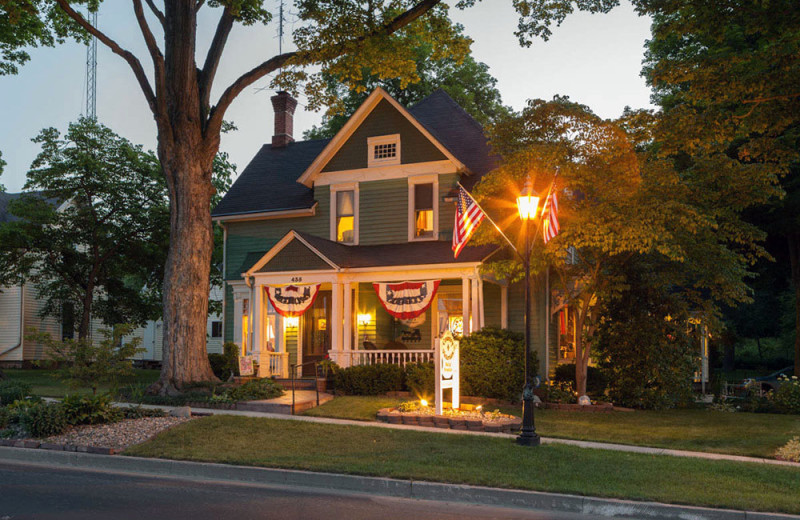 Exterior view of Country Victorian Bed and Breakfast.