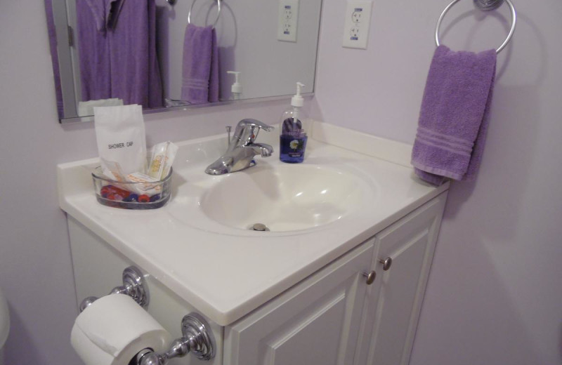 Guest bathroom at Cantuta Inn Bed & Breakfast.