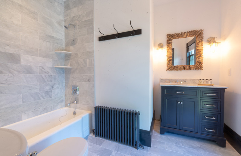 Guest bathroom at Addison Choate.