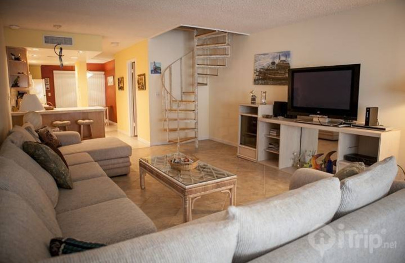 Rental living room at iTrip - Islamorada.