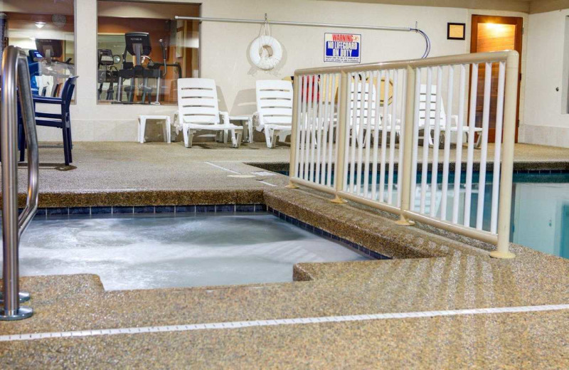 Hot tub at Comfort Suites Stevensville - St. Joseph.