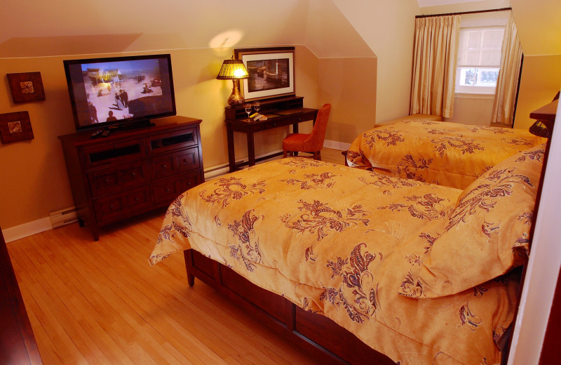 Cabin bedroom at Elkhorn Manor.