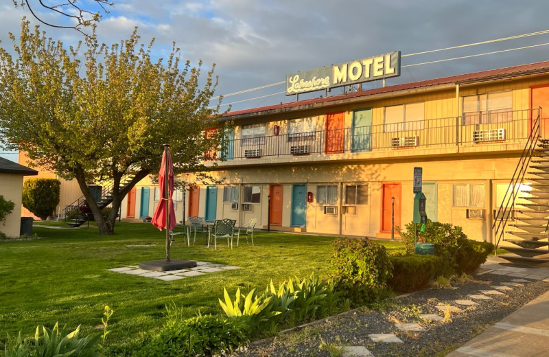 Exterior view of Lakeshore Inn Water-Front Moses Lake.