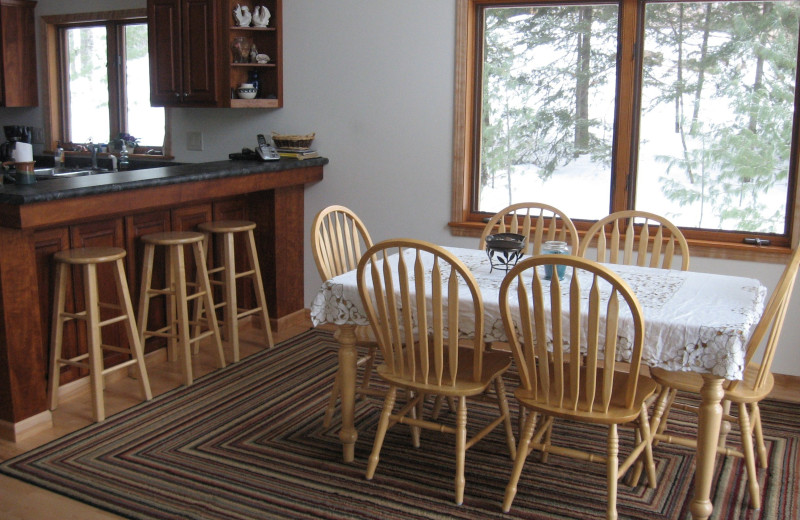 Cabin dining at Northwoods Vacation Rentals.