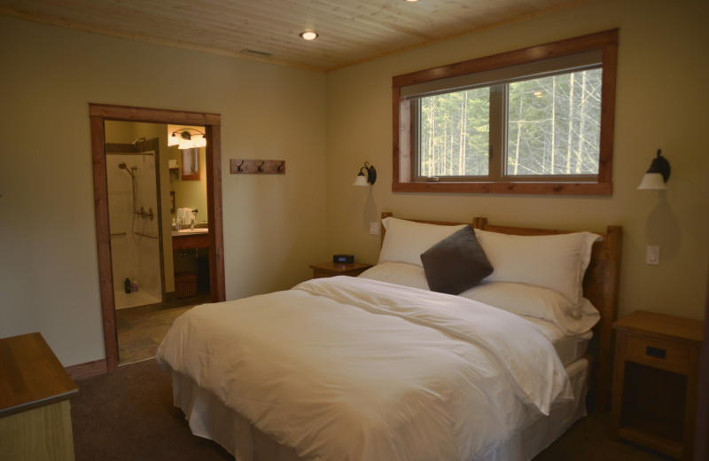 Rental bedroom at Cedar House Restaurant & Chalets.