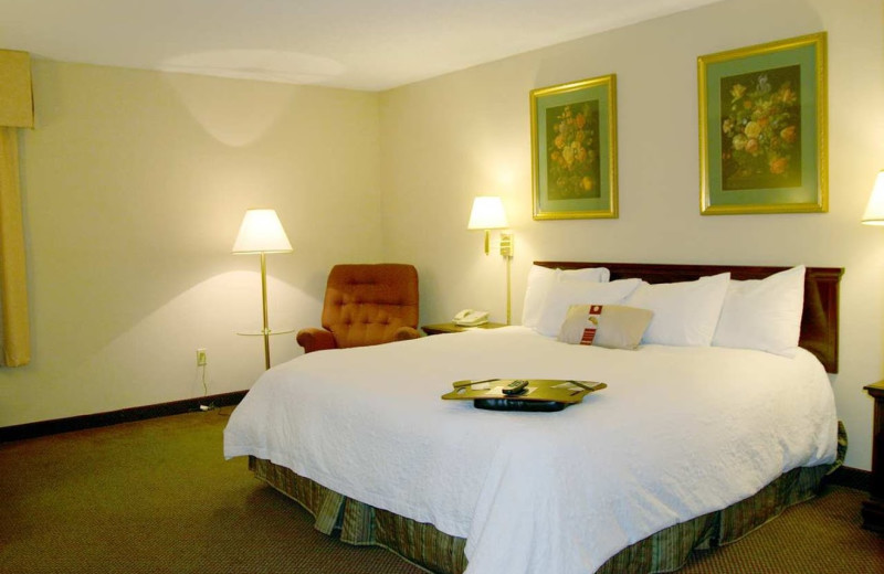 Guest room at Hampton Inn Lebanon.
