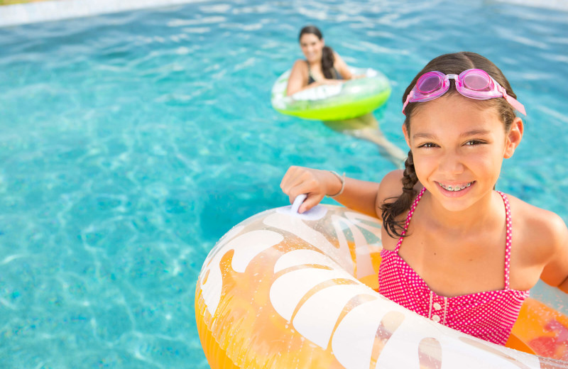 Family in pool at Sunrise Ridge Waterfront Resort.