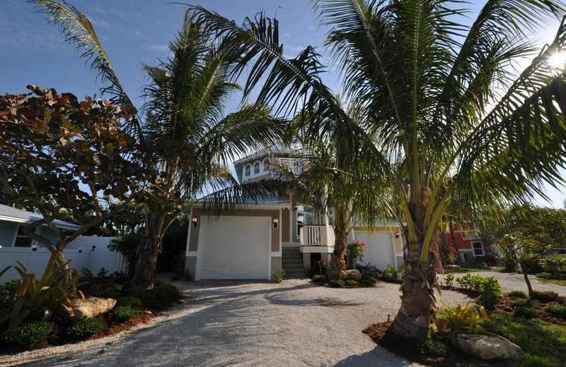 Rental exterior view of Lizzie Lu's Island Retreat.