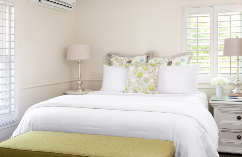 Guest bedroom at Vineyard Square Hotel & Suites.