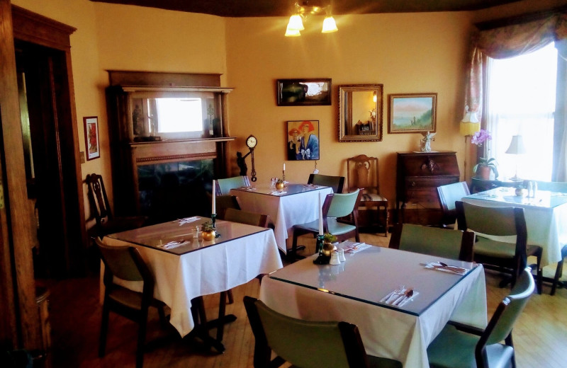 Dining at Green Fountain Inn.