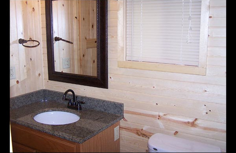 Cabin bathroom at Isle O' Dreams Lodge.
