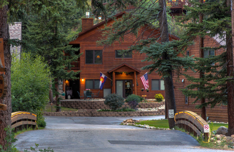 Exterior view of River Stone Resorts & Bear Paw Suites.