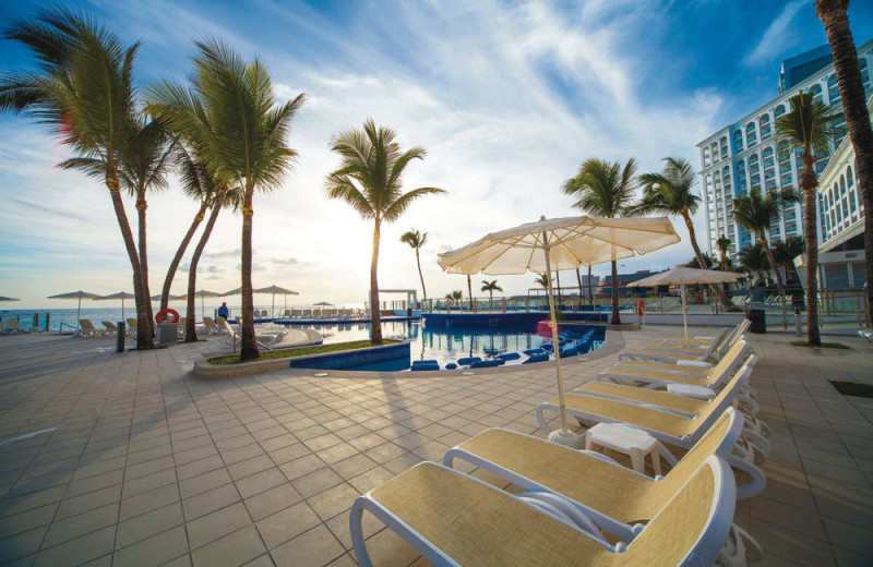 Outdoor pool at Riu Cancun All Inclusive.