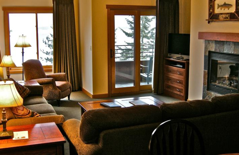 Guest living room at The Lodge at Sandpoint.