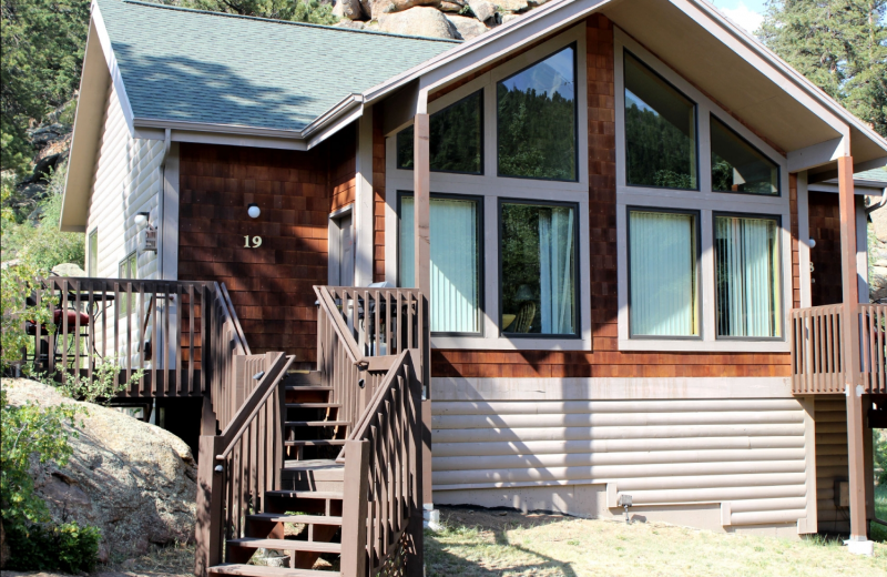 Deluxe Spa Suite exterior at Sunnyside Knoll Resort.