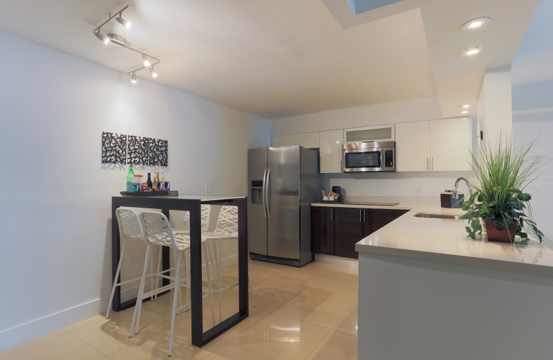 Guest kitchen at Bal Harbour Quarzo Luxury Boutique Hotel.