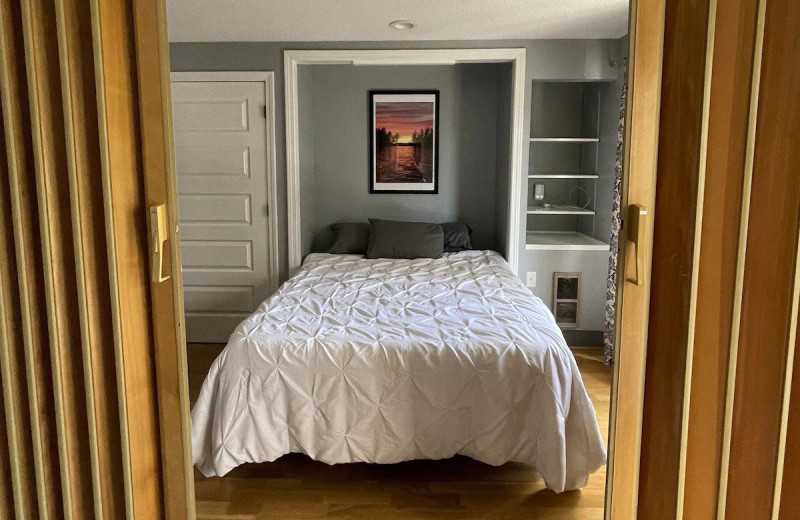 Guest bedroom at Misty Harbor & Barefoot Beach Resort.