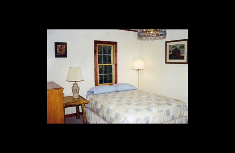 Cabin bedroom at Hummingbird Hill Cabin Rentals.