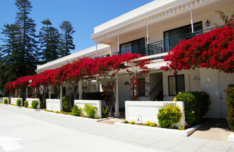 Exterior view of Glorietta Bay Inn.