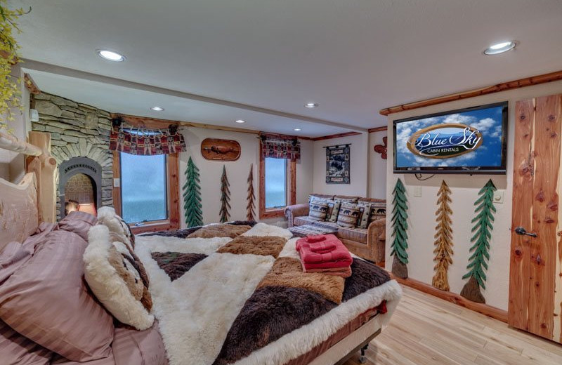 Rental bedroom at Blue Sky Cabin Rentals.