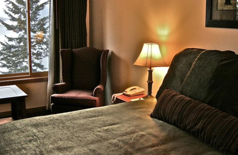 Guest bedroom at The Lodge at Sandpoint.