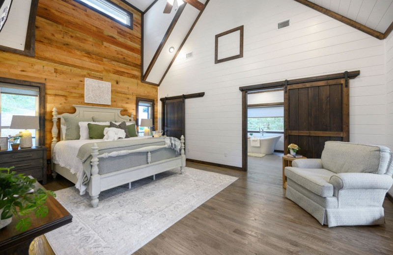 Cabin bedroom at Blue Beaver Luxury Cabins.
