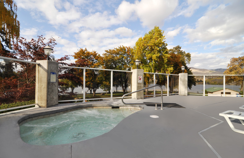 Outdoor jacuzzi at Lakeside Lodge & Suites.